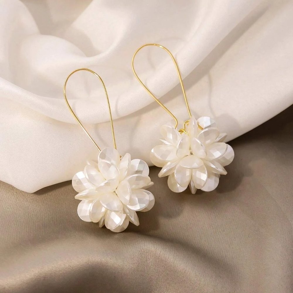 White Boho Womens Flower Decor Drop Earrings - Picture 4 of 5